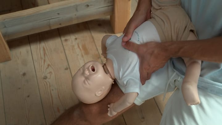 Dit is wat je moet doen als je baby in iets stikt