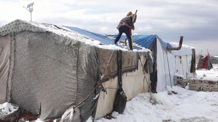Sneeuw in vluchtelingenkampen: 'Zonder de kachel van de buren waren we dood'