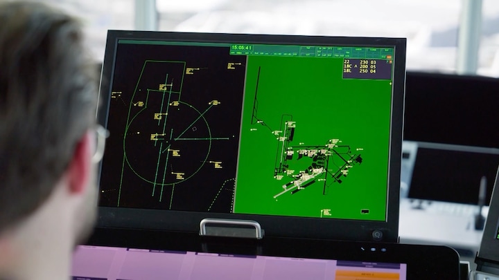 Binnenkijken bij de luchtverkeersleiding op Schiphol: ‘Enorm hoge druk moet je tegen kunnen’