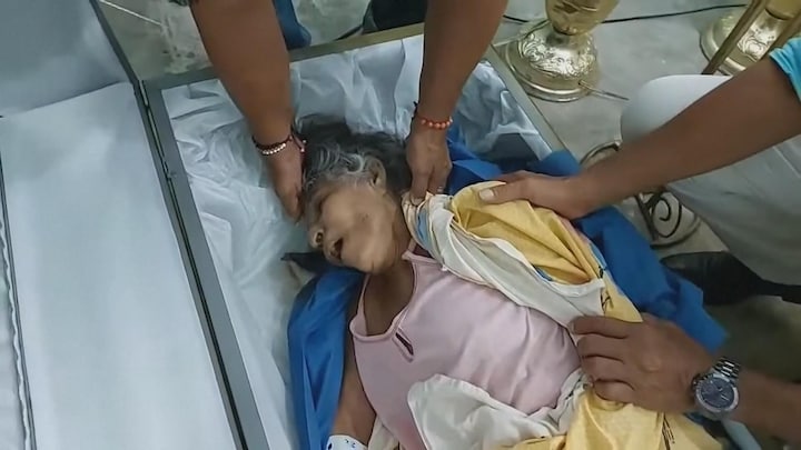 Doodverklaarde vrouw uit Ecuador toch niet overleden: 'Ze bonkte op de kist'