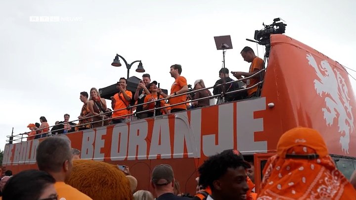Oranjefans trekken zingend naar stadion