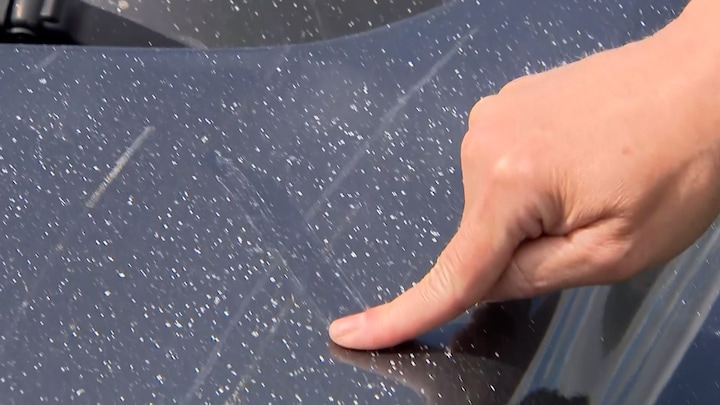 Rijen met auto's bij carwash na brand in Dongen: bezaaid met as en stukjes zonnepaneel 