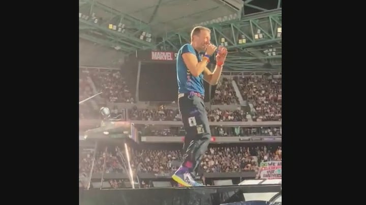 Zien: Coldplay-zanger Chris Martin valt door luik in podium