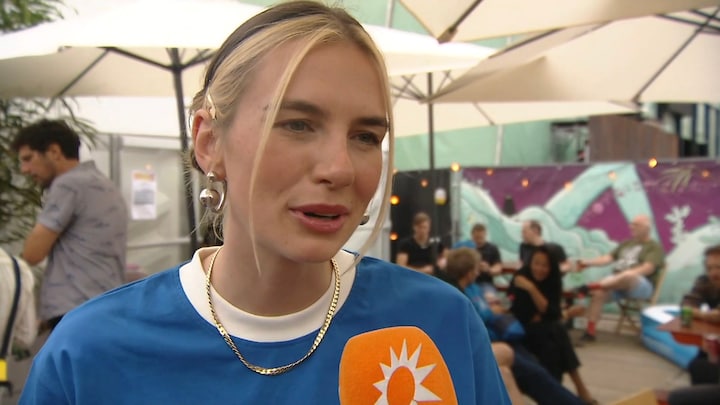 Maan geëmotioneerd tijdens Lowlands-optreden met nieuw repertoire