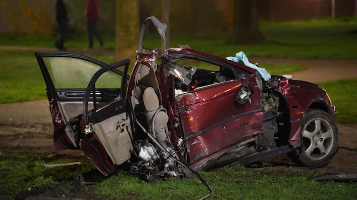 Auto in tweeën na zwaar ongeluk in Arnhem