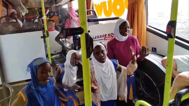 Hoe een afgedankte Nederlandse stadsbus in Gambia een tweede leven krijgt