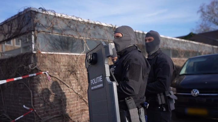 DSI bereidt zich voor op confrontatie met vuurwapen gevaarlijke verdachte 