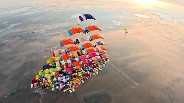 Wereldrecord in de lucht: 104 parachutisten tegelijk