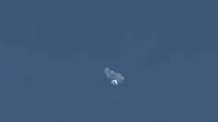 Vermeende spionageballon boven oceaan lekgeschoten: 'Oh damn!'