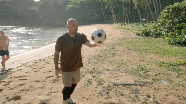 Kokosnotenmissie van ex-profs gaat mis in Football Island: ‘Wat doe je!'