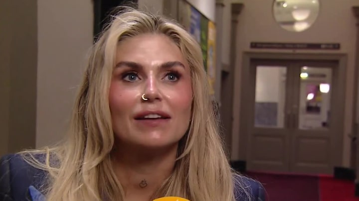 Roxeanne Hazes deelt nieuwe details over huwelijk: zoon Fender gaf moeder weg, trouwlocatie was geen sprookjesplek