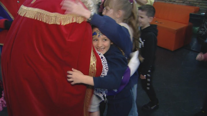 Onwennig maar ook herkenbaar: Oekraïense kinderen vieren Sinterklaas