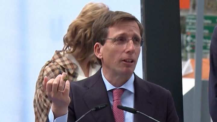 Duif poept op hoofd burgemeester Madrid