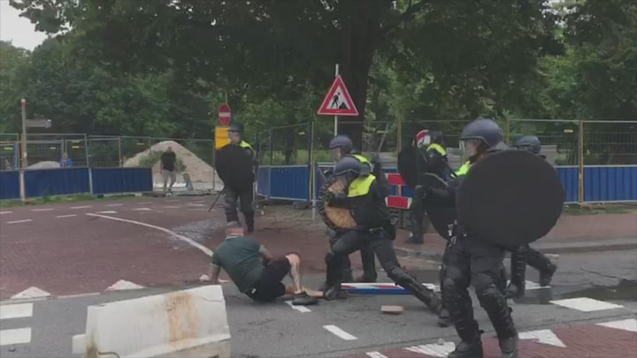 Sfeer demonstratie Malieveld slaat om, ME voert charges uit 