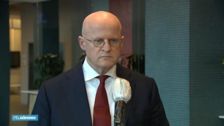 Minister Grapperhaus: 'Alleen naar buiten als het noodzakelijk is'