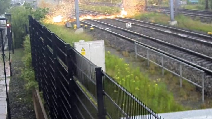 In beeld: blikseminslag legt treinverkeer tussen Utrecht en Amsterdam stil