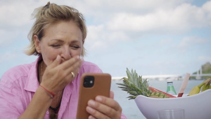 Caroline Tensen emotioneel bij weerzien met haar man na Over De Oceaan