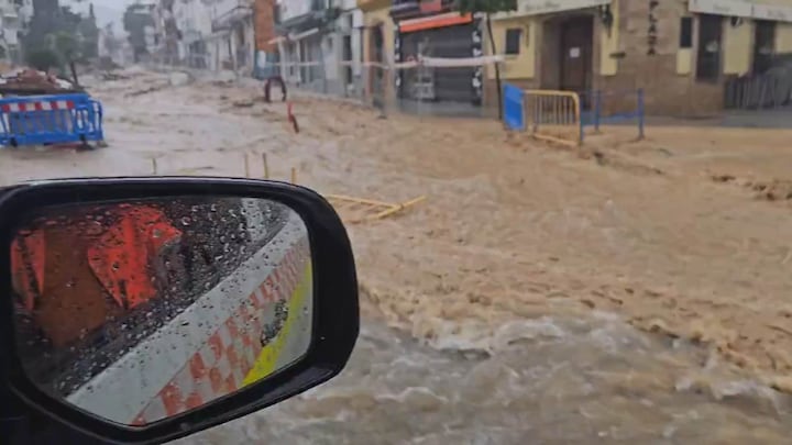 Kolkend water door straten Málaga, opnieuw extreme regen in Spanje