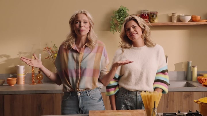 Veel op je bord: Jet van Nieuwkerk en Kim Kötter maken spaghetti met spinazie-pesto saus