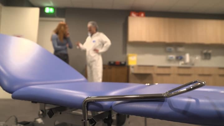 Forensisch arts Paul den Brave over zijn bijzondere baan: ‘Ik voel me een medisch detective’