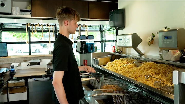 De snackbar op de hoek verdwijnt, maar deze friettent gaat als een speer