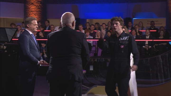 In beeld: betoger laat van zich horen tijdens slotdebat