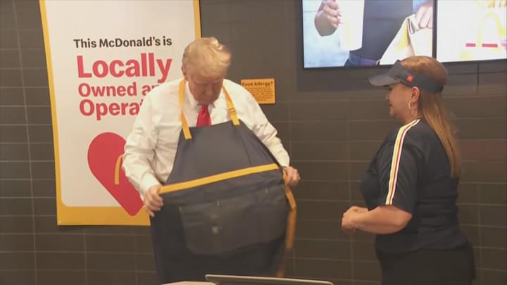 Trump bakt frietjes in de McDonald's: presidentskandidaten bezoeken swingstates