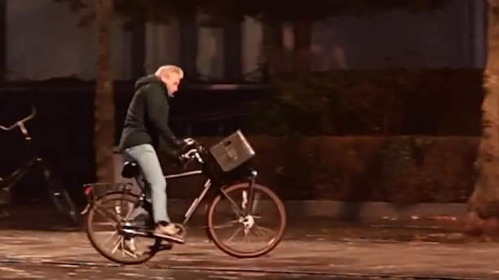 Slippartijen en schaatsen op straat: code rood in Noord-Nederland