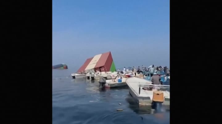 Twee schepen gezonken in Straat van Hormuz, containers drijven op zee