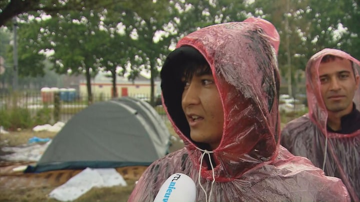 Zo'n 300 mensen sliepen buiten in regen bij Ter Apel: 'Mensen zijn onderkoeld' 