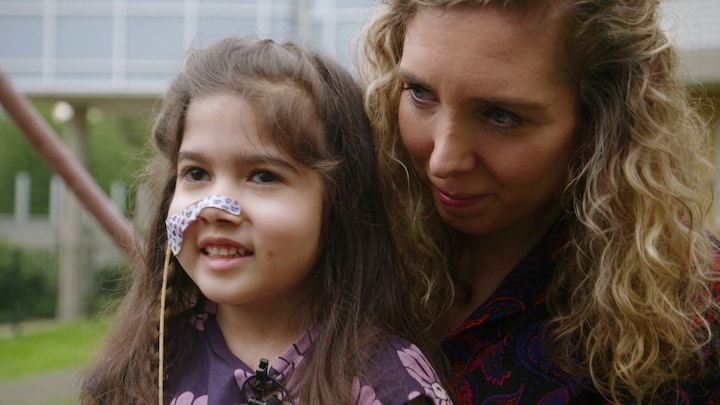 Loulou (5) moet overleven met kunsthart: 'Wil graag naar de Efteling'