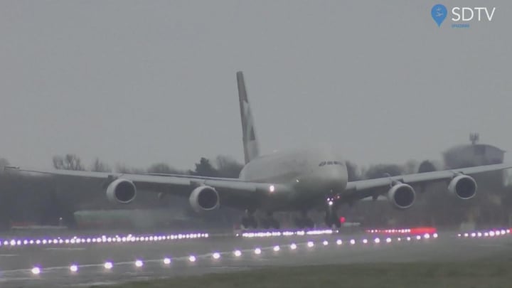 Grootste passagiersvliegtuig maakt zijwindlanding tijdens storm Dennis