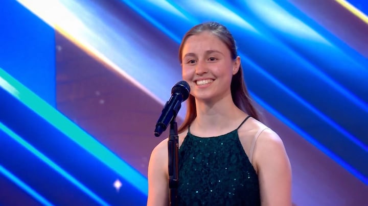 Niemand durft te kijken: Jana balanceert op hoge hakken op flessen