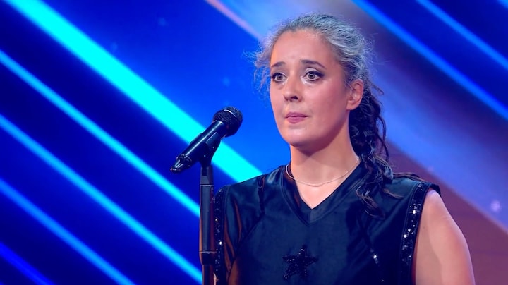 De nuchtere Lucy danst op tenen en reageert hilarisch op jury na twee rode kruizen