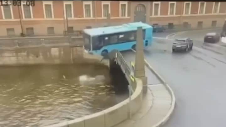 In beeld: Russische stadsbus gaat te water in Sint-Petersburg