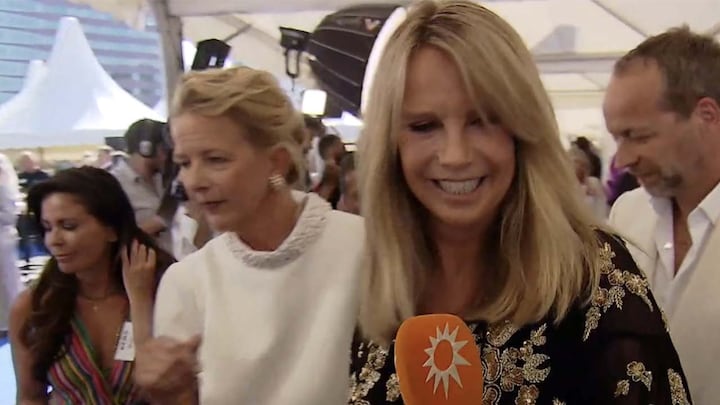Linda de Mol 'beschermd' door Mabel tijdens comeback op de rode loper