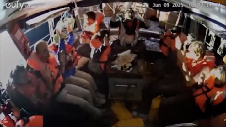 Gefilmd: Gaza-activisten wachten met handen omhoog op onderschept schip