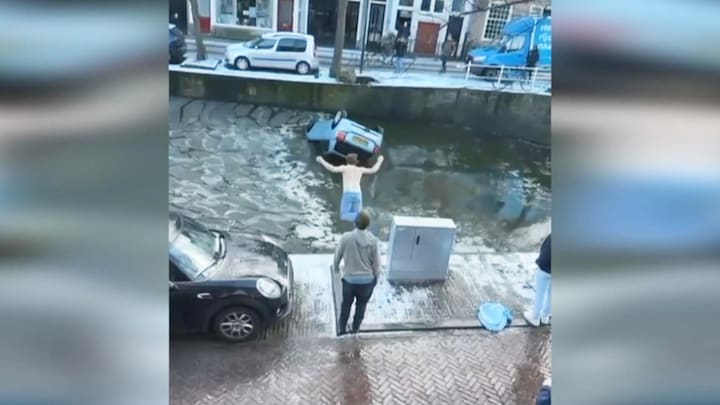 Student springt ijskoud water in en redt vrouw uit auto