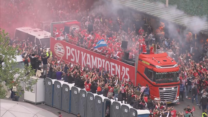 Uitzinnige fans juichen PSV'ers toe bij huldiging in Eindhoven