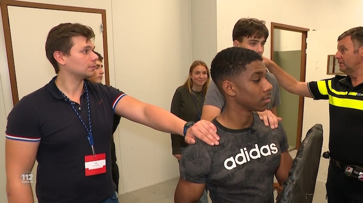 Scholieren kruipen in de huid van agenten op de Experience day in Den Haag