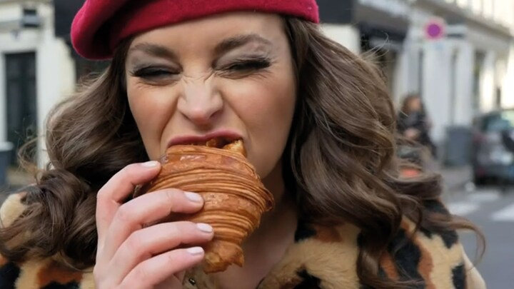 Miljuschka zet tanden in de ideale Franse croissant