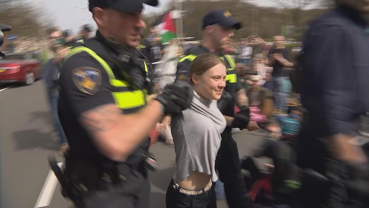 Greta Thunberg twee keer opgepakt bij wegblokkade XR Den Haag