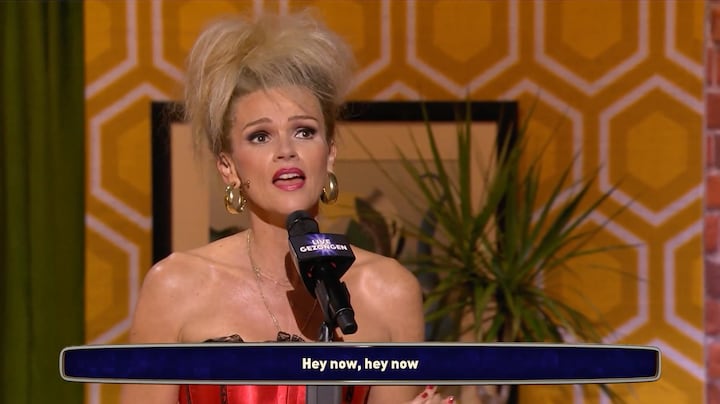 Tooske Ragas haalt uit naar Bastiaan Ragas tijdens karaoke spel: ‘Hou even lekker je mond joh’