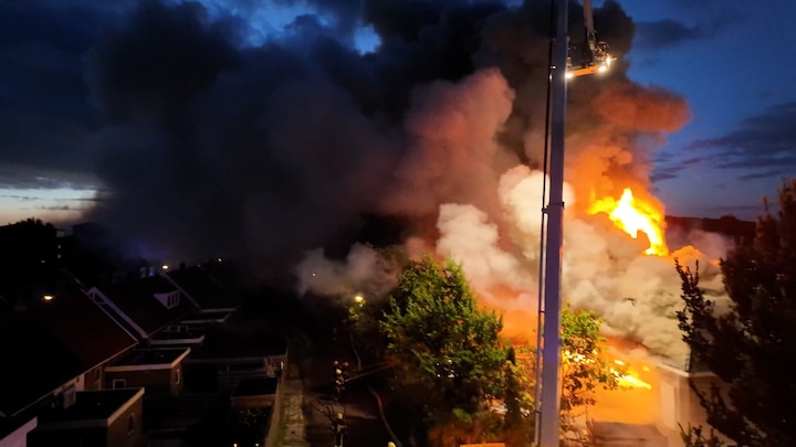 Grote brand in centrum Heerenveen, brandweer moet hoogwerker inzetten