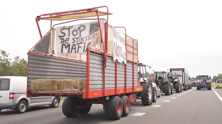 Hooibalen en tractoren op snelweg: files door boerenprotesten