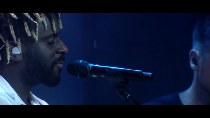 Myles Smith zingt zijn wereldhit 'Stargazing'! 