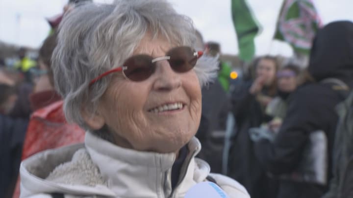 Klimaatdemonstratie op Eindhoven Airport: 'Nooit te oud om je stem te laten horen'