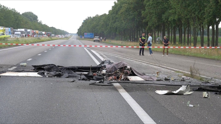 Eerste beelden neergestort vliegtuigje op A58