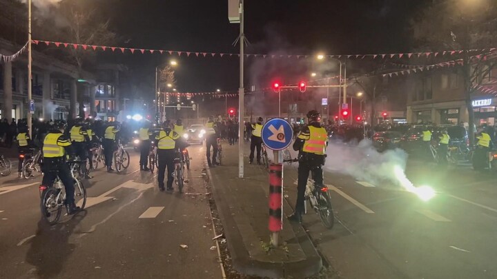 Feest, fakkels en vuurwerk: onrust in Amsterdam en Den Haag na winst Marokko