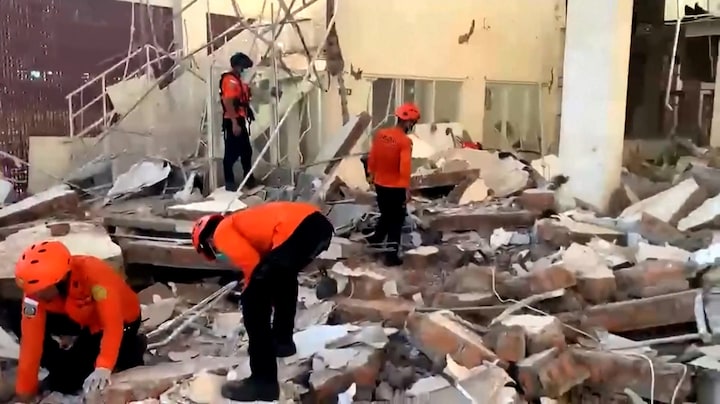 Doden door aardbeving van 7.7 op Indonesisch eiland, instorten huis gefilmd 